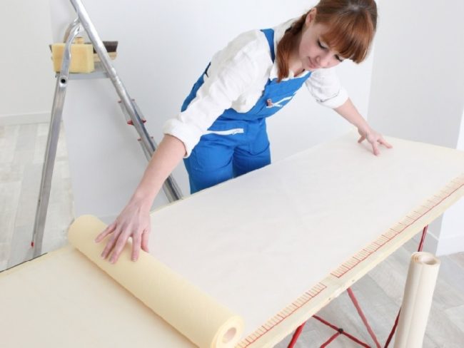 Как клеить бумажные обои